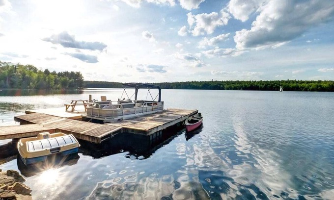 Lanark Highlands House | Charming, rustic lake house on beautiful Sunset Bay on White Lake - Pet friendly