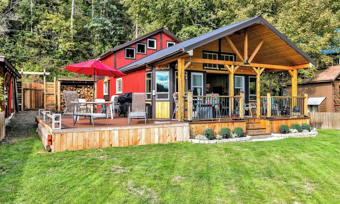 Eatonville Cabin | Charming & Rustic Lakeside Cabin: Firepit, Kayaks, Paddleboards & Large Deck