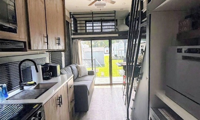 Bayshore Gardens House | Charming RV 15 minutes from the beach in Bradenton Perfect for a Relaxing Vacay!