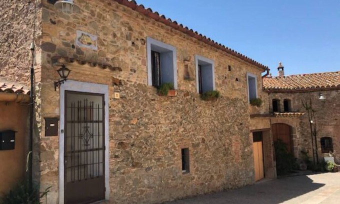 La Tallada d'Emporda Apartment | Charming studio in welcoming La Tallada d'Empordà with AC, WiFi