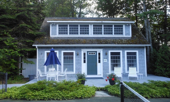 Surry Cottage | Charming seaside cottage with private tennis court