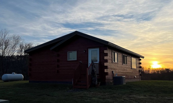 Richland Center Cabin | Charming secluded 2-bedroom cabin with WiFi, AC in peaceful Richland Center