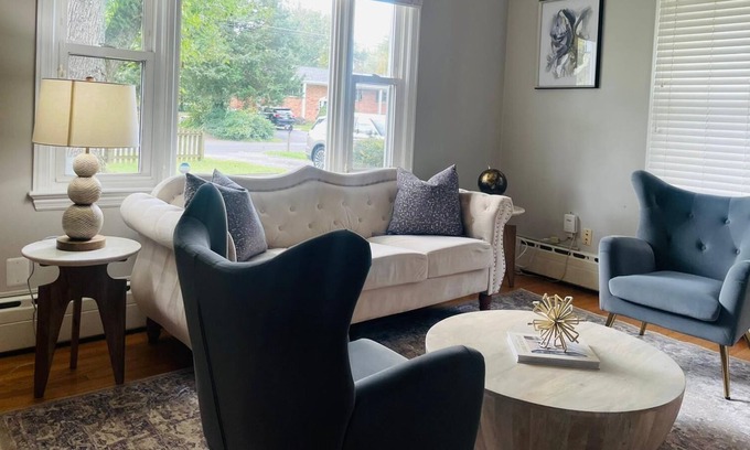 Franconia House | Charming Single-Family, 5 beds, 2 bath, Kingstowne
