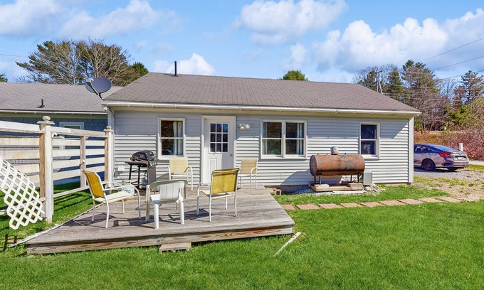 Boothbay Harbor House | Charming, single-level getaway with a full kitchen, fast WiFi, & grassy yard