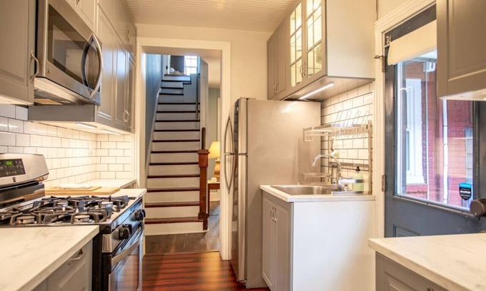 South Side Flats House | Charming South Side Row House -Minutes to Downtown