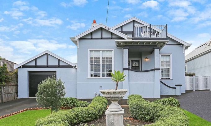 Warrnambool House | Charming spacious home with bay views close to CBD