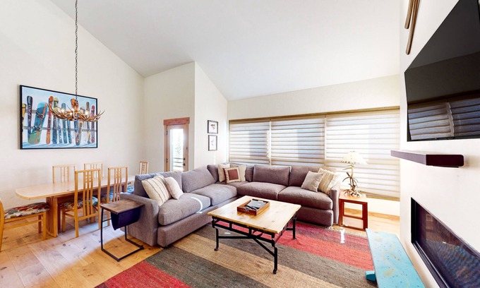 Steamboat Springs Condo | Charming Steamboat Springs condo with hot tub & grilling area - walk to lifts