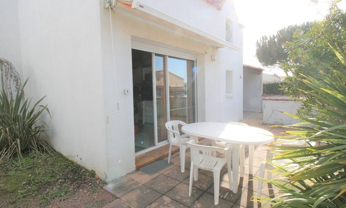 La Tranche-sur-Mer Apartment | Charming Studio Near Beach with Private Terrace, La Tranche-sur-Mer
