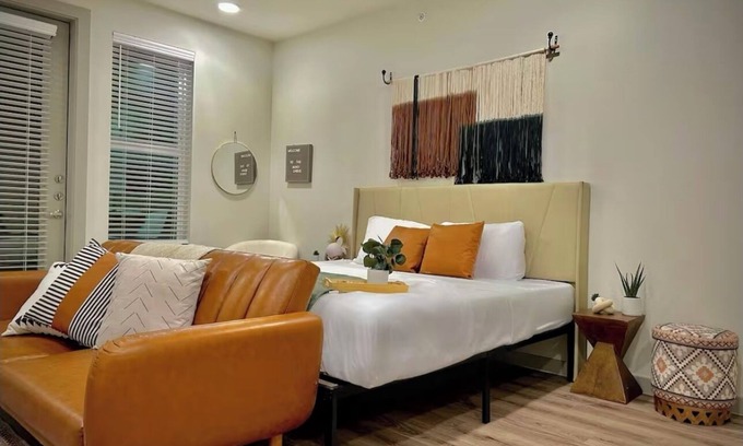 Sherman Apartment | Charming studio apartment with pool, gym, washer dryer, great location