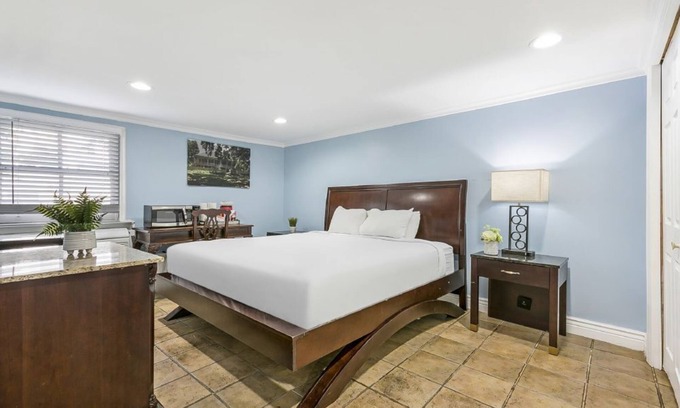 Mid-City Hotel | Charming Studio by Canal Streetcar Line