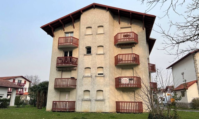 Cambo-les-Bains Apartment | Charming Studio in Cambo-les-Bains with Parking & Modern Amenities