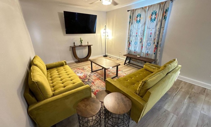 Temple Apartment | Charming studio in amazing Temple with WiFi, AC
