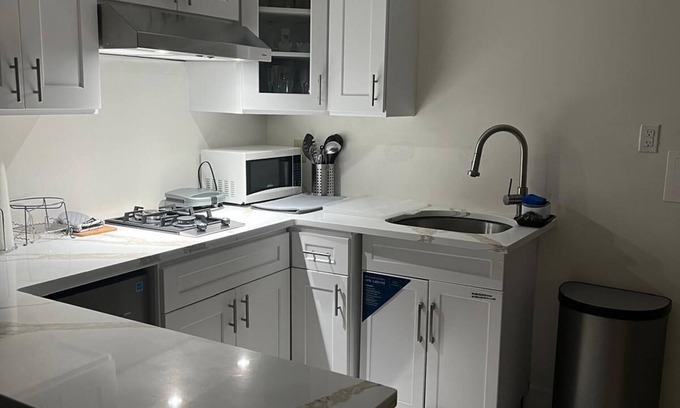 Queens Apartment | Charming studio in brilliant Queens with AC, WiFi