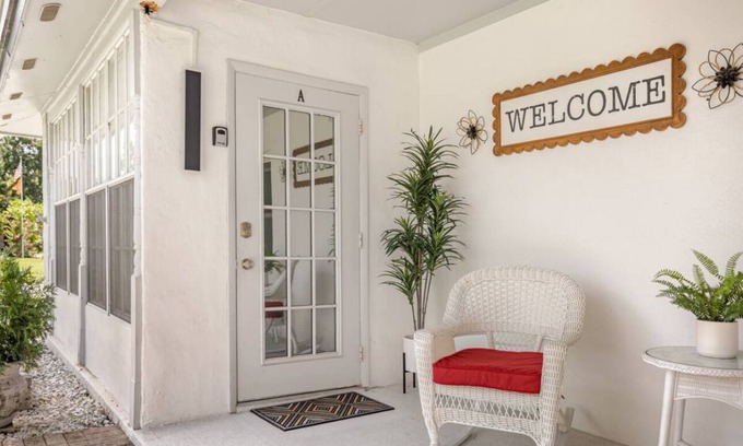 Town N County Park Apartment | Charming studio in terrific Tampa with WiFi, AC