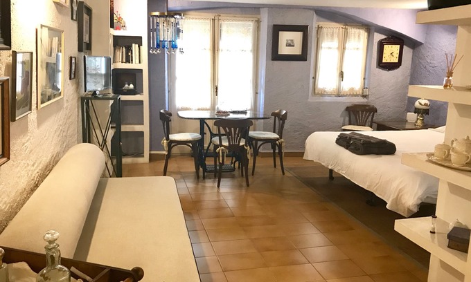 Old Town Apartment | Charming studio in the heart of Girona!