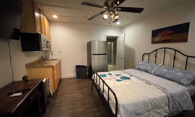 Palm Harbor Apartment | Charming studio in wonderful Palm Harbor with AC