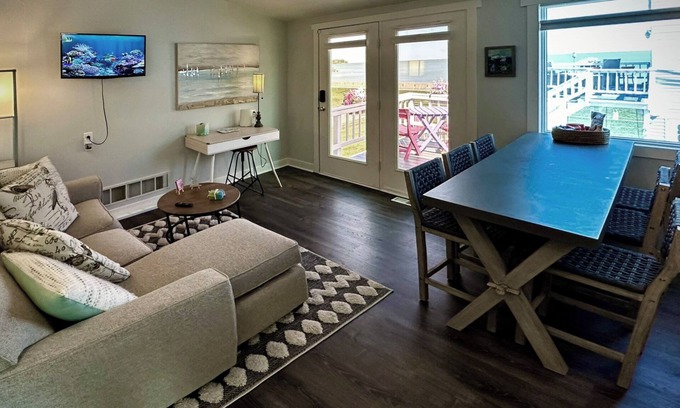 Luna Pier Apartment | Charming studio on the lake with beach access, cozy interior and private entry