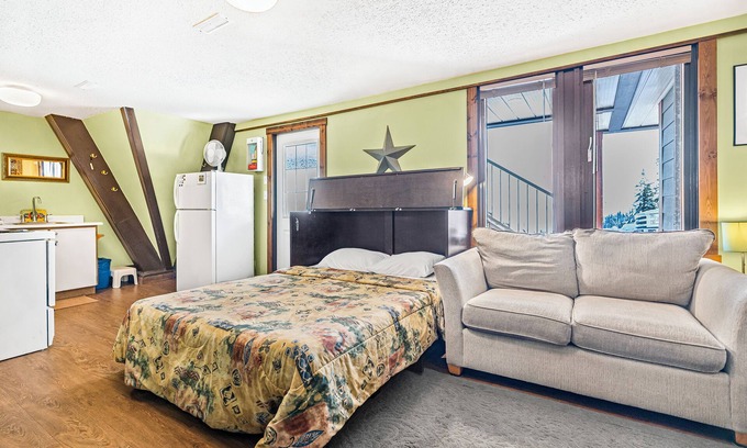 Silver Star Mountain Condo | Charming Studio Suite w/Deck, BBQ & Ski Locker – Ideal for small groups!