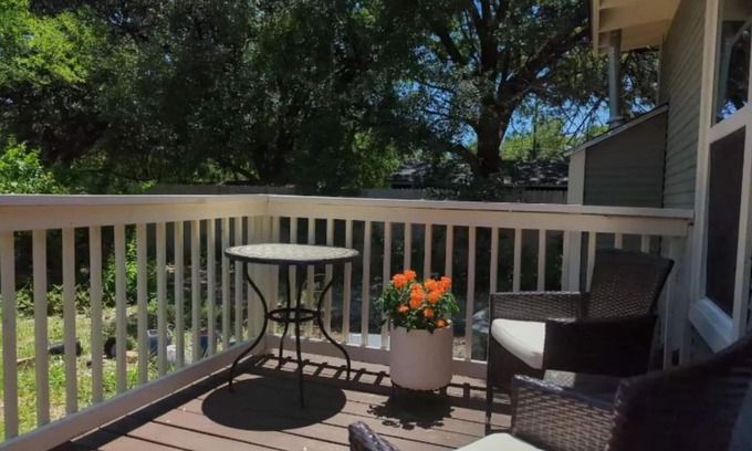 Southtown House | Charming Studio w Deck Garden