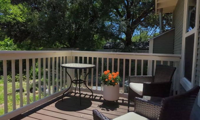 Southtown Apartment | Charming Studio W/deck & Garden