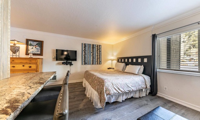 Truckee Apartment | Charming Studio w/Kitchen #115 at Donner Lake Village