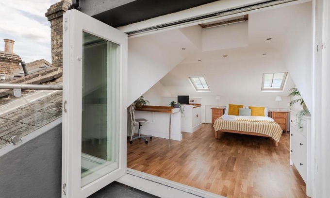 South Hampstead Apartment | Charming Studio with Balcony in St John's Wood