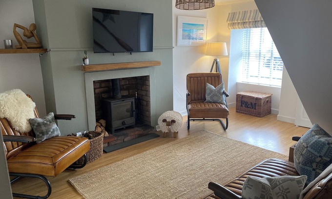 Llangefni House | Charming stylish stone cottage large sunny private garden with doorstep Parking