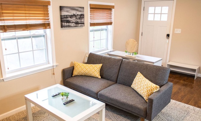 Annandale House | Charming Suite-1BD 1BA Near DC
