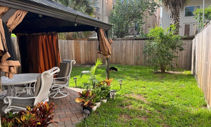 Washington Ave./ Memorial Park Apartment | Charming Suite, inside the loop/pet friendly w/outdoor gazebo,Private Entrance
