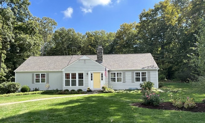 Madison House | Charming Summer Getaway, Minutes to the Beach