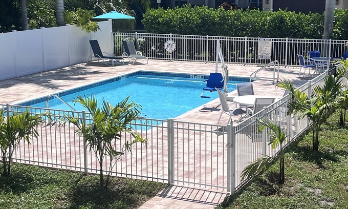 Sarasota Apartment | Charming Sweet Daisy overlooking stunning new pool in awesome Southside Village!