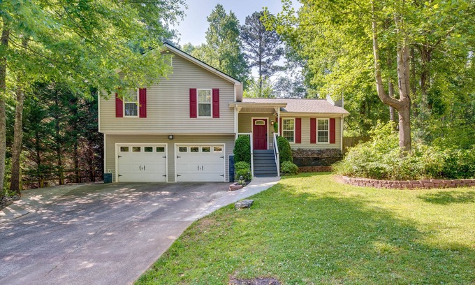 Temple House | Charming Temple Home: Sunroom & Private Backyard!