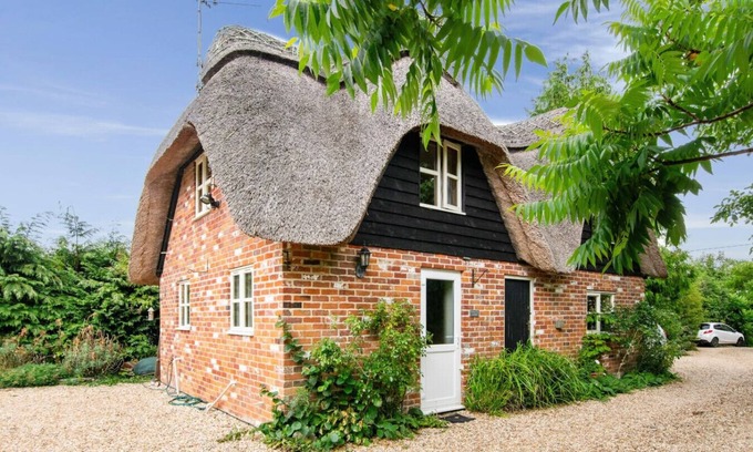 New Forest District Cottage | Charming thatched cottage with shared garden, ideal for walkers
