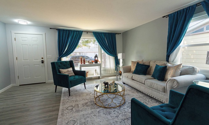 Appleton House | Charming townhome in Appleton with WiFi, 28 minutes away from Lambeau Field!