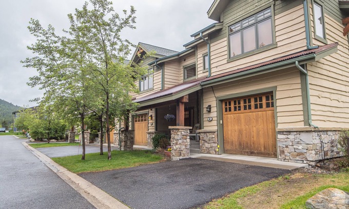 Big Sky House | Charming Townhome! Private Patio And Grill! 15 Min to Resort! 10 Min Walk to Shu