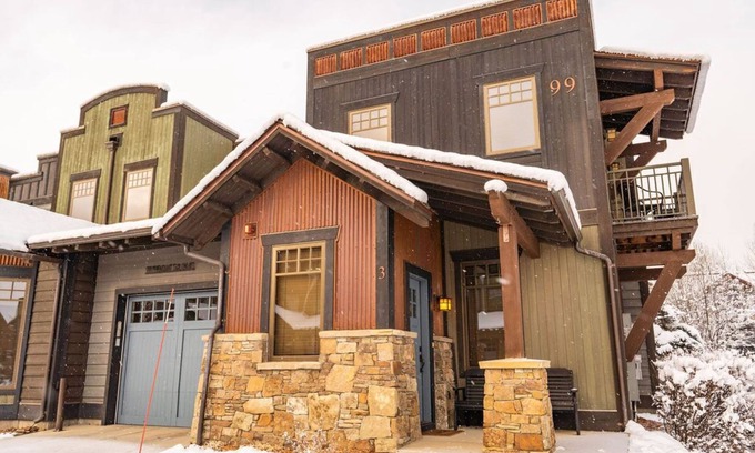 Big Sky House | Charming Townhome! Private Deck with Grill and Hot Tub! 15 Min Drive to Resort!