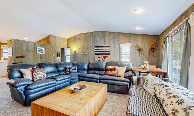 Cranmore Birches House | Charming townhome with pool, fireplace, skiing, fast WiFi, & washer/dryer