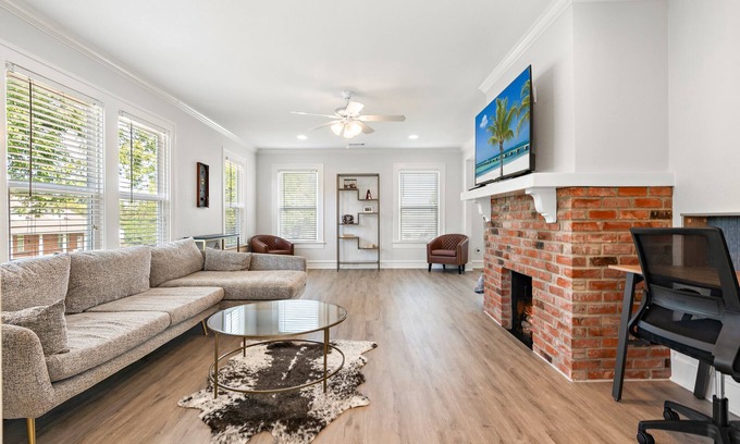 Austin Ave. House | Charming Townhouse in Downtown Waco!