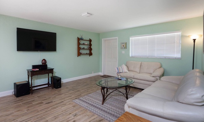 Iona Apartment | Charming Tropical Getaway With A Perfect Central Location. Minutes To The Beach!