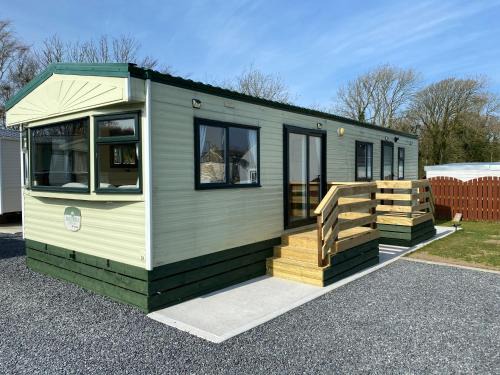 Newton Stewart Ski Chalet | Charming two bedroom static caravan in whithorn