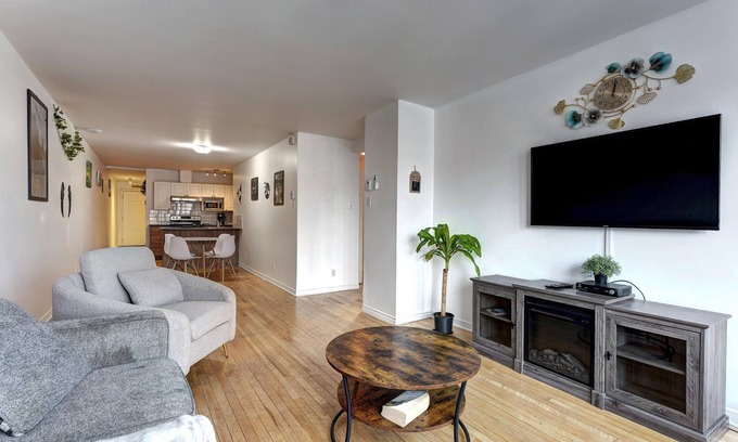 Francois-Perrault Apartment | Charming unit with Balcony - Near Highway 40