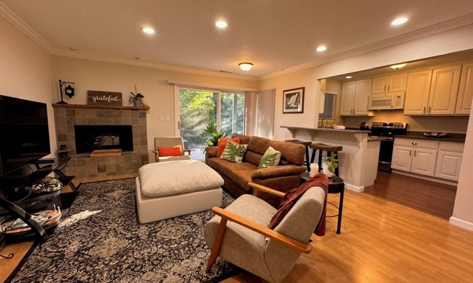 Pleasant Hill House | Charming Updated 2-bedroom townhome with Garage, AC, WiFi in Pleasant Hill