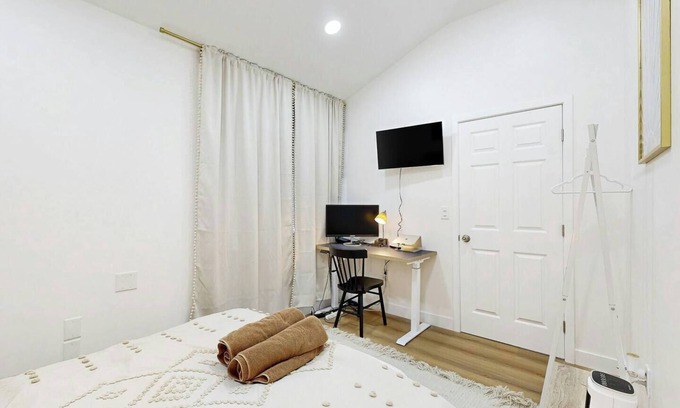 Park Mesa Heights Villa | Charming Urban Oasis near LAX w Pool Table, Sauna, and Rooftop Terrace