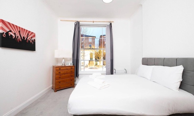 Cantelowes Apartment | Charming Victorian House in Greater London