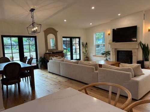 Saanich East Villa | Charming Victoria Character Home-Pet Friendly