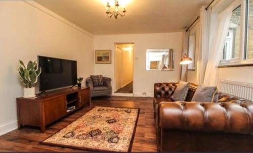 Brentwood Apartment | Charming Victoria Conversion Flat in Brentwood with a Garden & Free Parking