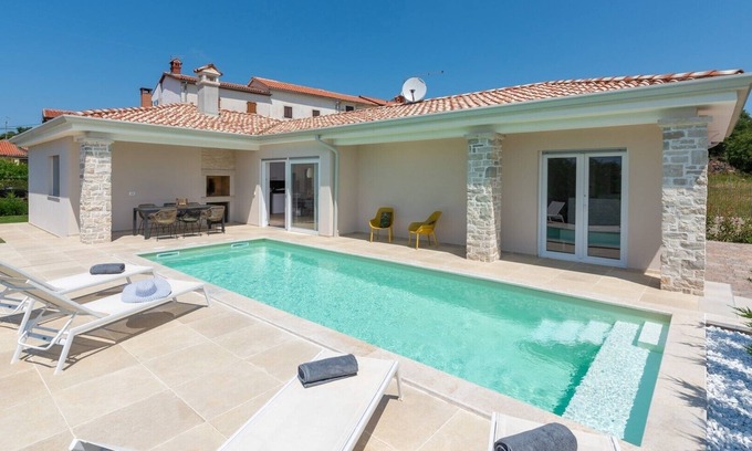 Valica Villa | Charming Villa Audrey with an outdoor pool