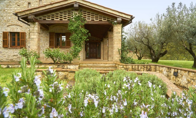 Montelovesco Villa | Charming Villa in the Antognolla Estate