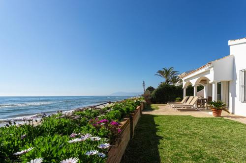 Urbanizacion Marbessa Villa | Charming villa on the seafront
