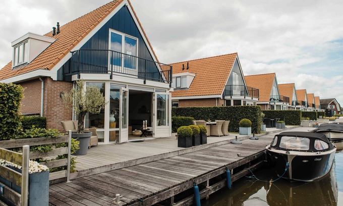 Heeg House | Charming villa with a spacious terrace by the inner harbor